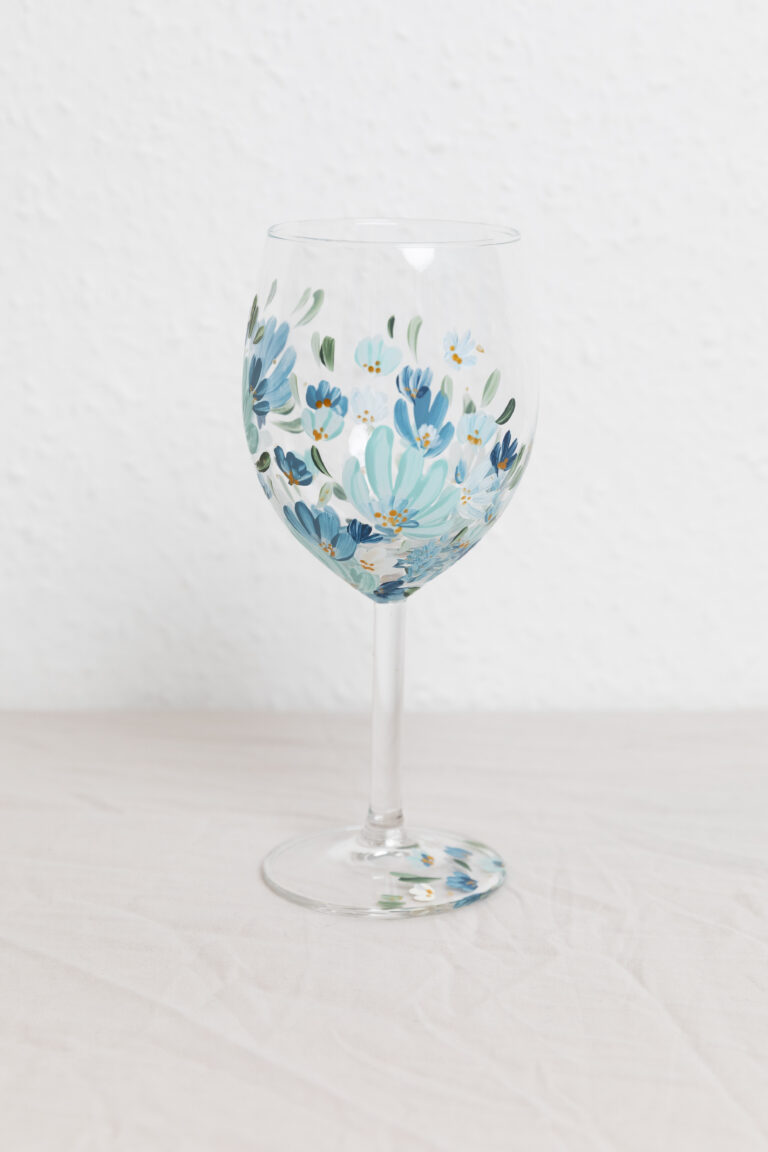 kékvirágos borospohár
