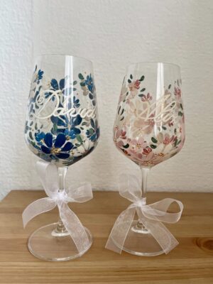 Kézzel festett virágos és névre szóló fehérboros kehely 490ml