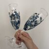 nagy pezsgőspohár 1 Kézzel festett virágos és névre szóló nagy pezsgőspohár 210ml masnival