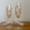nagy pezsgőspohár 2 Kézzel festett virágos és névre szóló nagy pezsgőspohár 210ml masnival