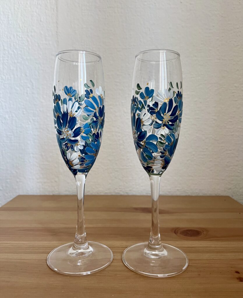 Kézzel festett virágos és névre szóló nagy pezsgőspohár 210ml masnival