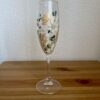 nagy pezsgőspohár 5 Kézzel festett virágos és névre szóló nagy pezsgőspohár 210ml masnival