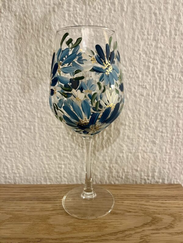 nagy vörösboros pohár 1 Kézzel festett virágos nagy vörösboros pohár 450ml szalaggal átkötve