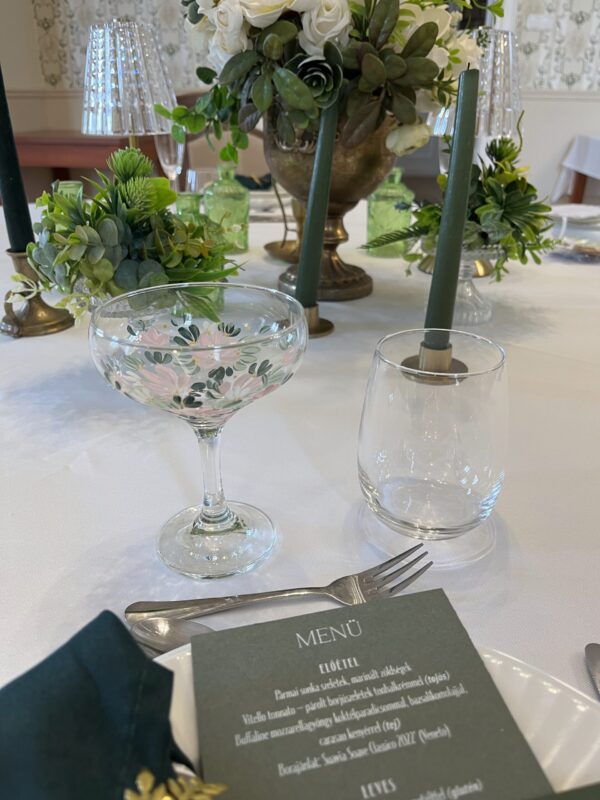 pezsgős kehely 1 Kézzel festett virágos pezsgős kehely 220ml ünnepi koccintáshoz