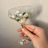 pezsgős kehely 2 Kézzel festett virágos pezsgős kehely 220ml ünnepi koccintáshoz