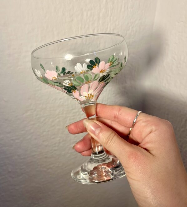pezsgős kehely 2 Kézzel festett virágos pezsgős kehely 220ml ünnepi koccintáshoz
