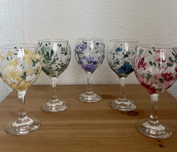 Kézzel festett virágos és névre szóló öblös vörösboros pohár 210ml