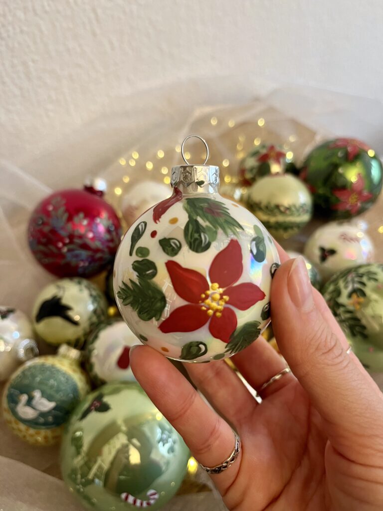 Kézzel festett fehér üveggömb piros mikulásvirág mintával 6 cm méretben