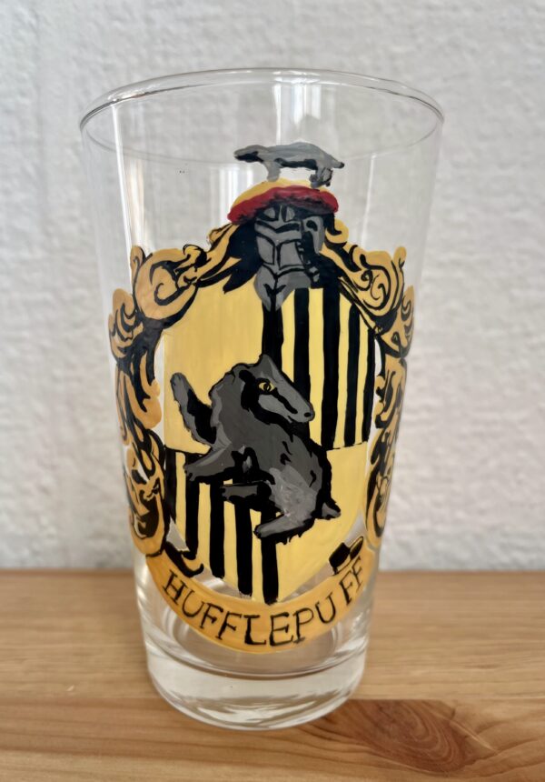 Kézzel festett Hugrabug mintás limonádés pohár 655 ml méretben