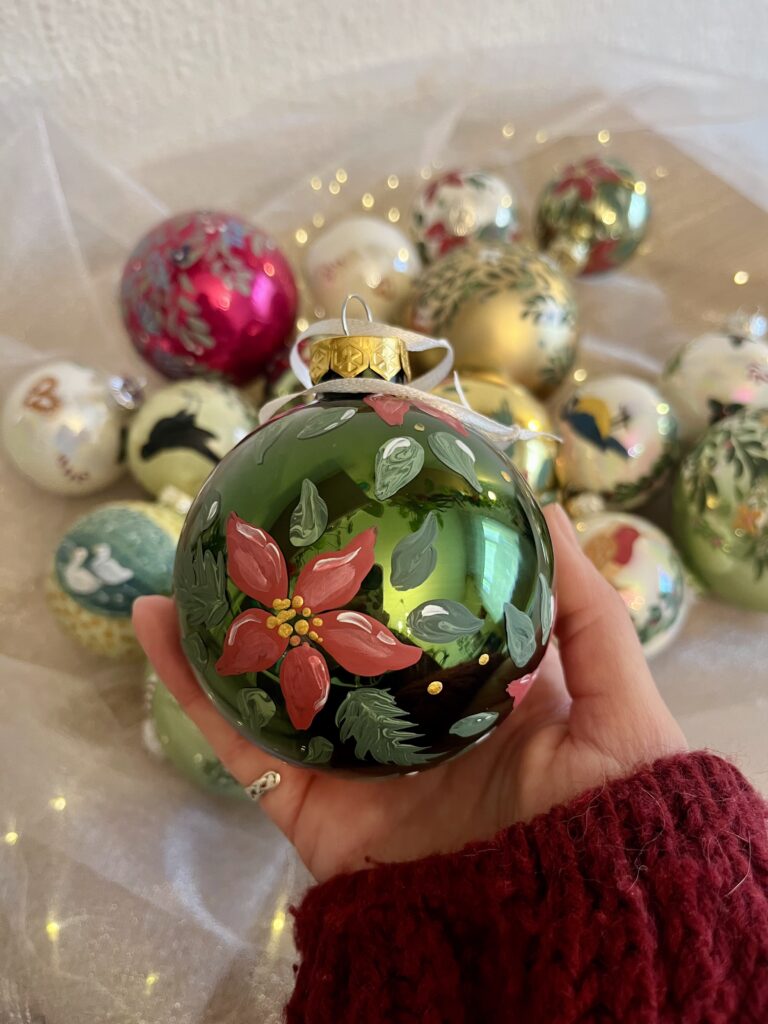 Kézzel festett sötétzöld üveggömb piros mikulásvirág mintával 8 cm méretben