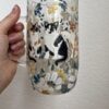 Kézzel festett virágmintás üveg söröskorsó 500 ml méretben